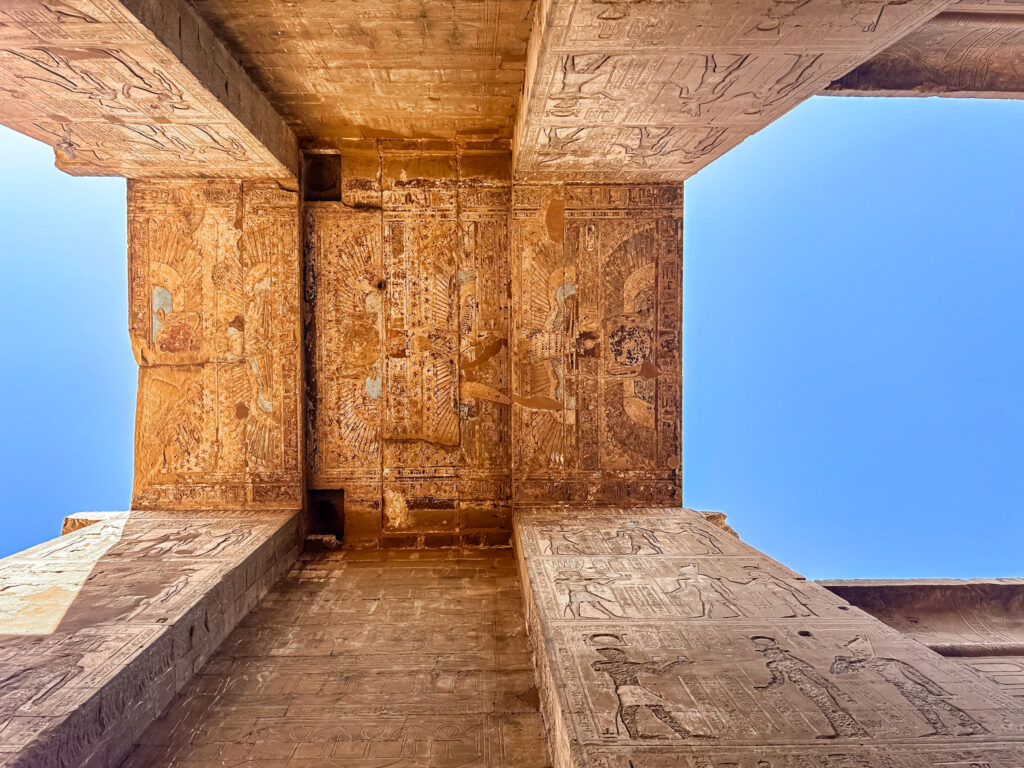 Detalhes do batente da porta, que também contam com hieróglifos Detalhes do batente da porta, que também contam com hieróglifos