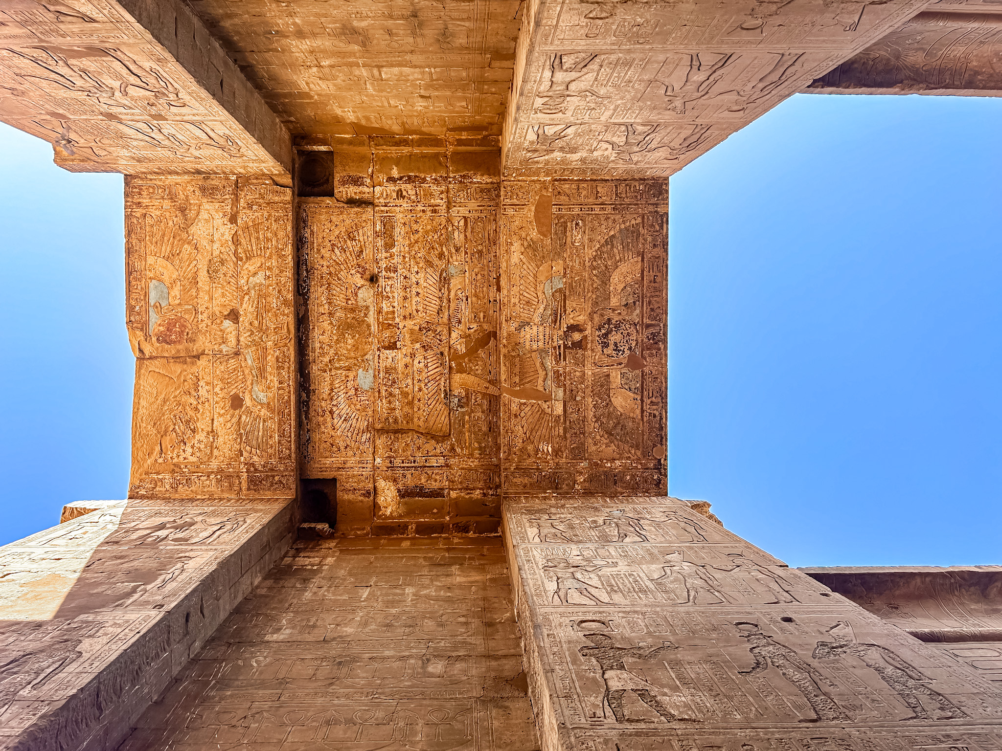 Detalhes do batente da porta, que também contam com hieróglifos Detalhes do batente da porta, que também contam com hieróglifos