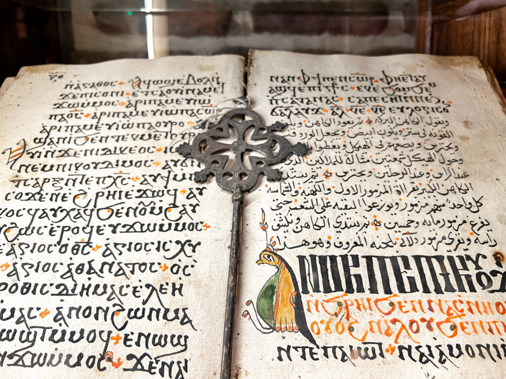 Detalhes do livro em exibição na Igreja da Sagrada Família