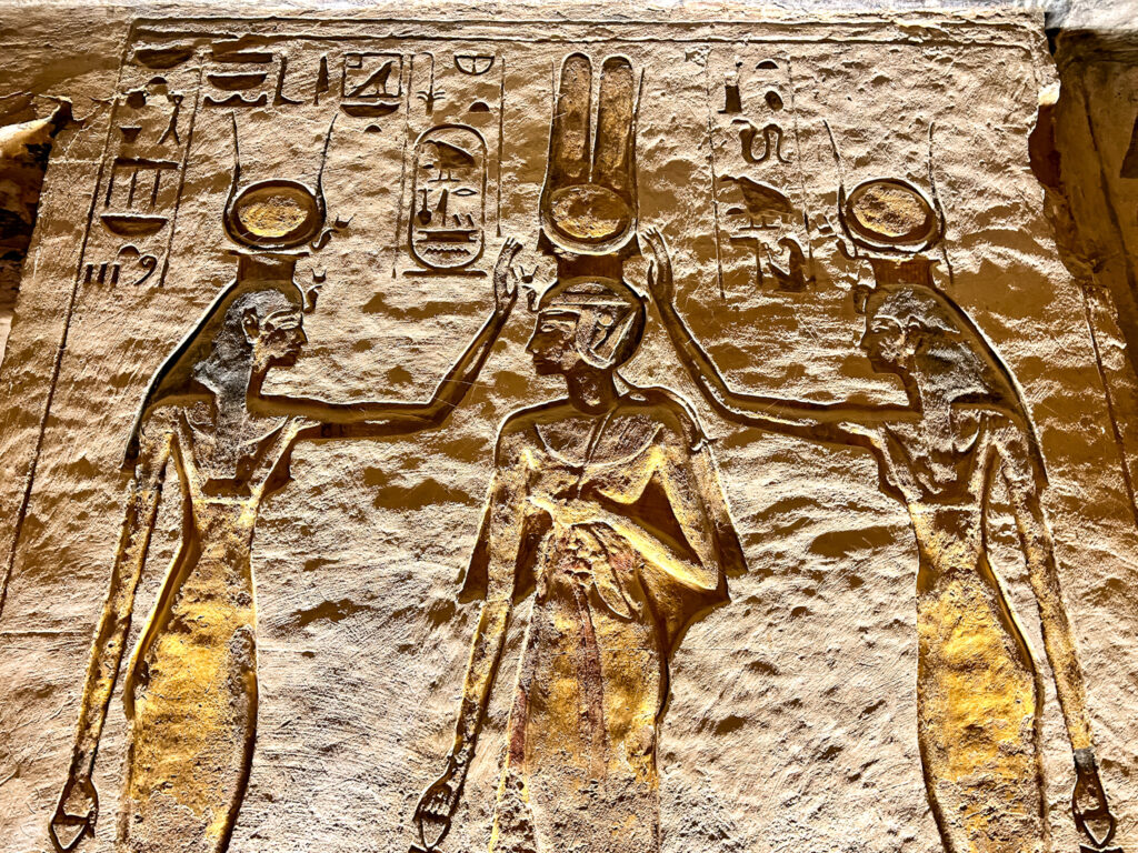 Cenas da vida cotidiana e da religião egípcia estão retratadas nas paredes do templo de Nefertari Cenas da vida cotidiana e da religião egípcia estão retratadas nas paredes do templo de Nefertari