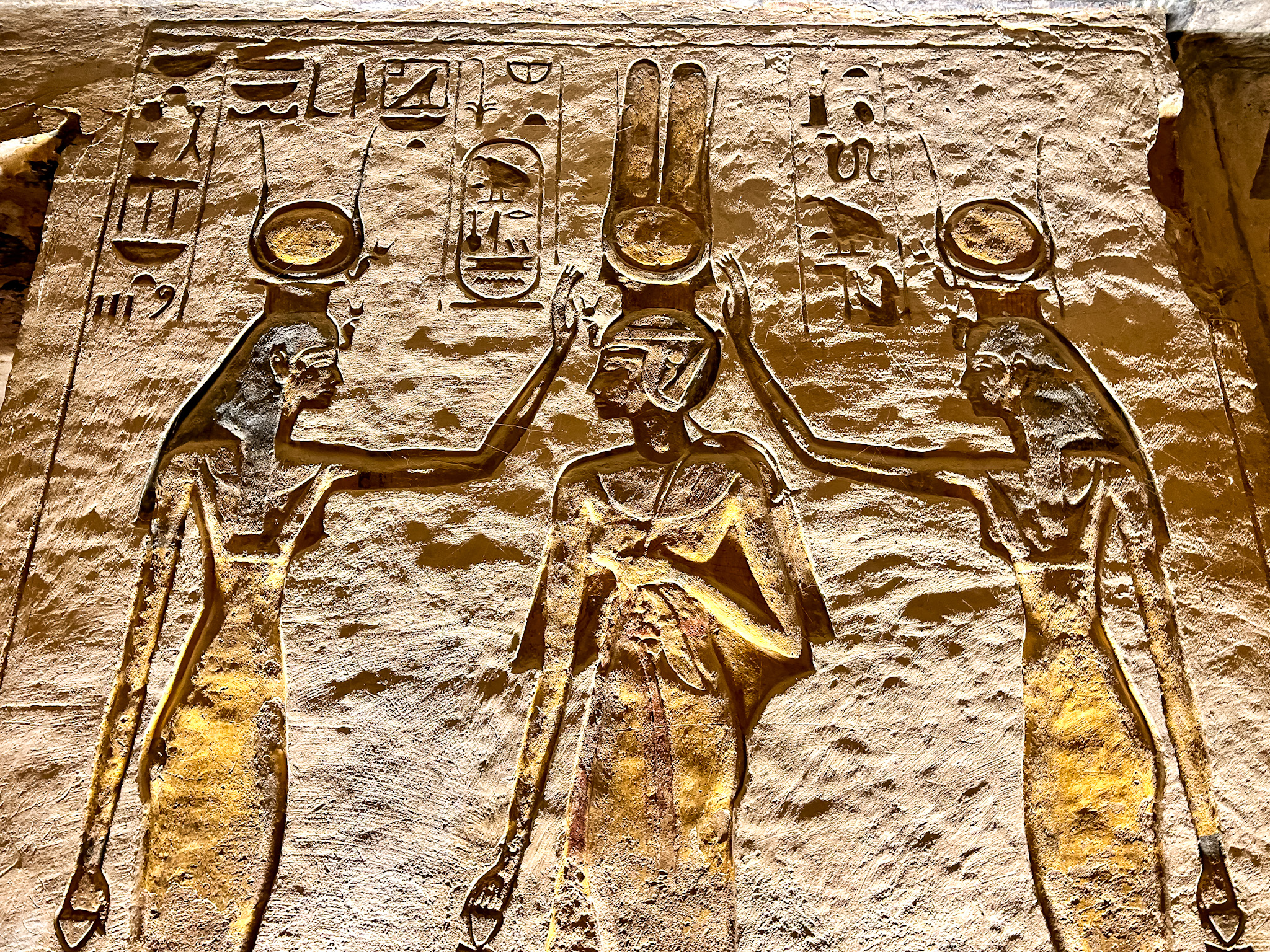 Cenas da vida cotidiana e da religião egípcia estão retratadas nas paredes do templo de Nefertari Cenas da vida cotidiana e da religião egípcia estão retratadas nas paredes do templo de Nefertari