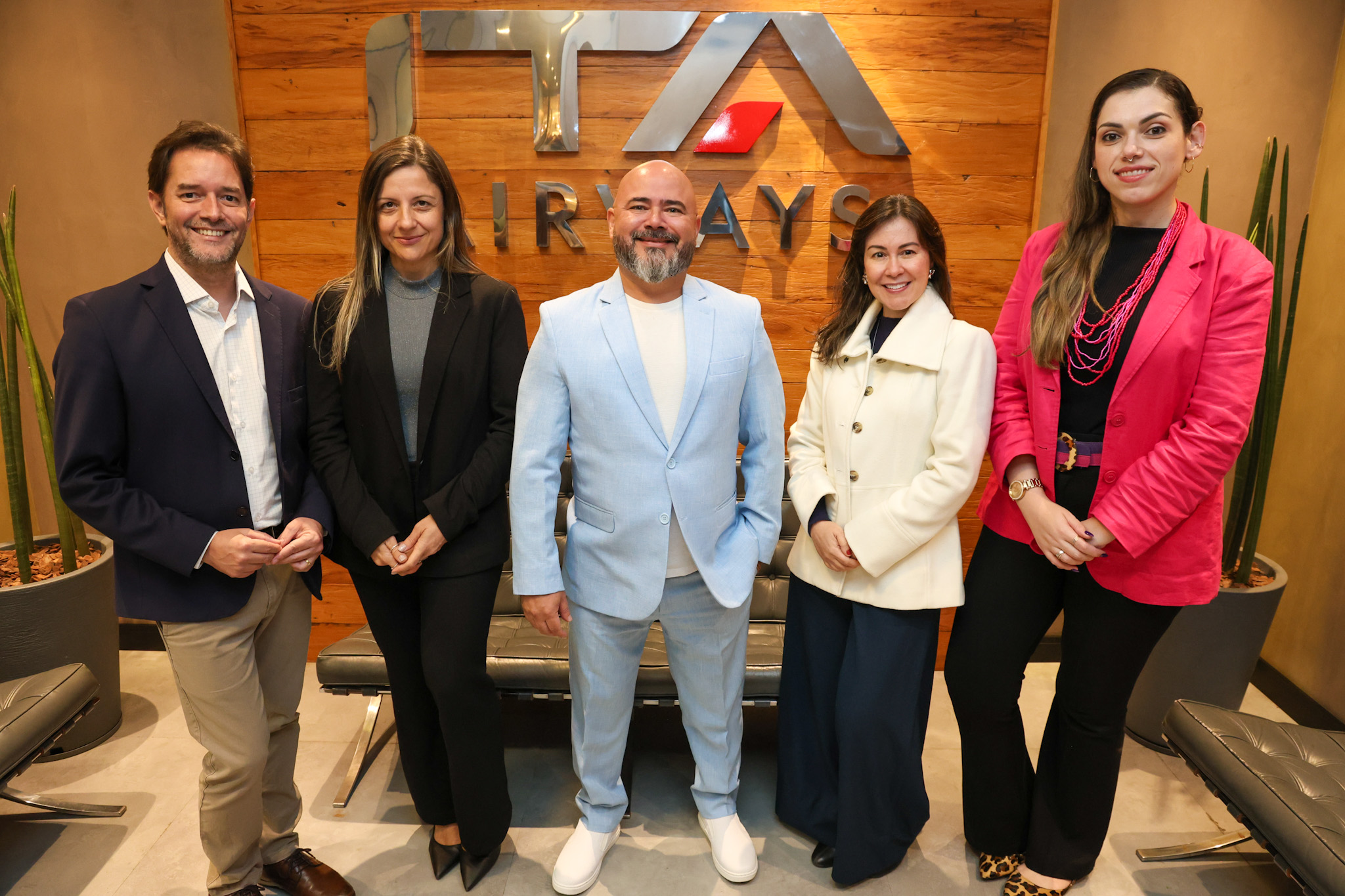 ITA Airways comemora crescimento de 300% em um ano, apresenta novos destinos e premia clientes fiéis; fotos 1 Diego Lopes, Sheila Fontana, Murilo Cassino, Carla Marin e Thaís Morilhas, da ITA Airways (Eric Ribeiro/M&E)