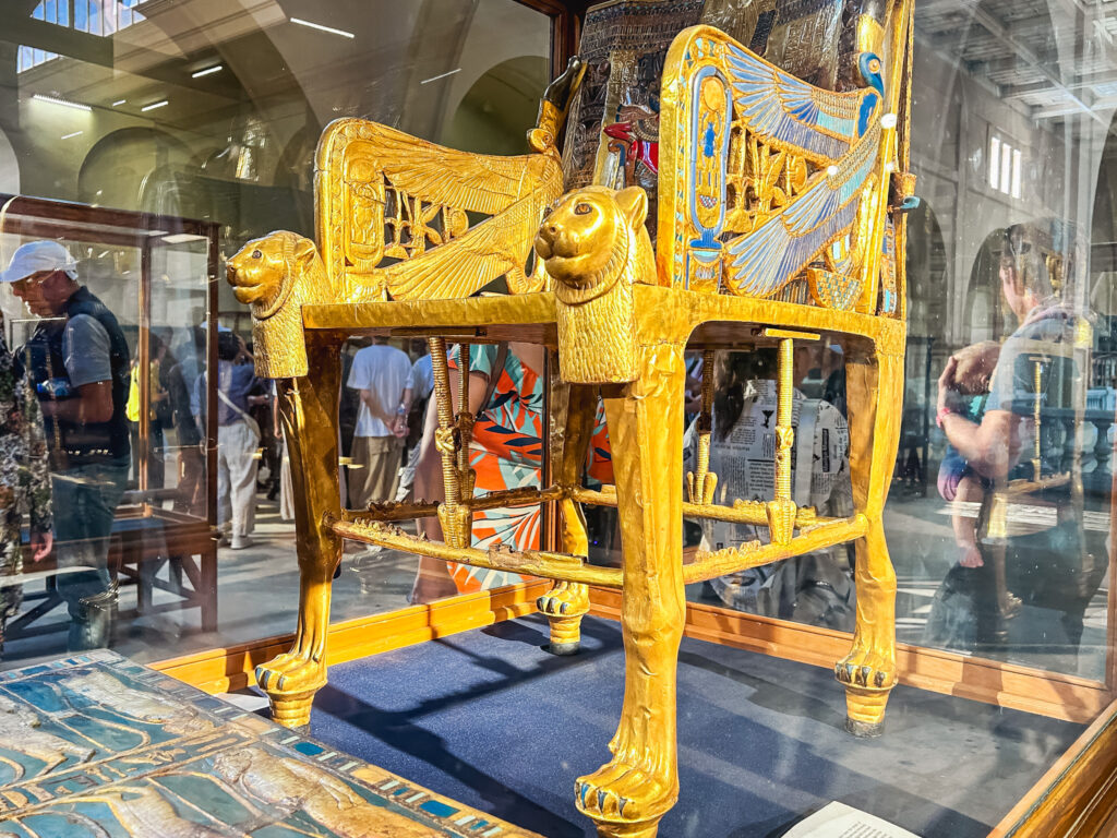 Diversos objetos de ouro estão em exibição no Museu Egípcio de Arte Faraônica