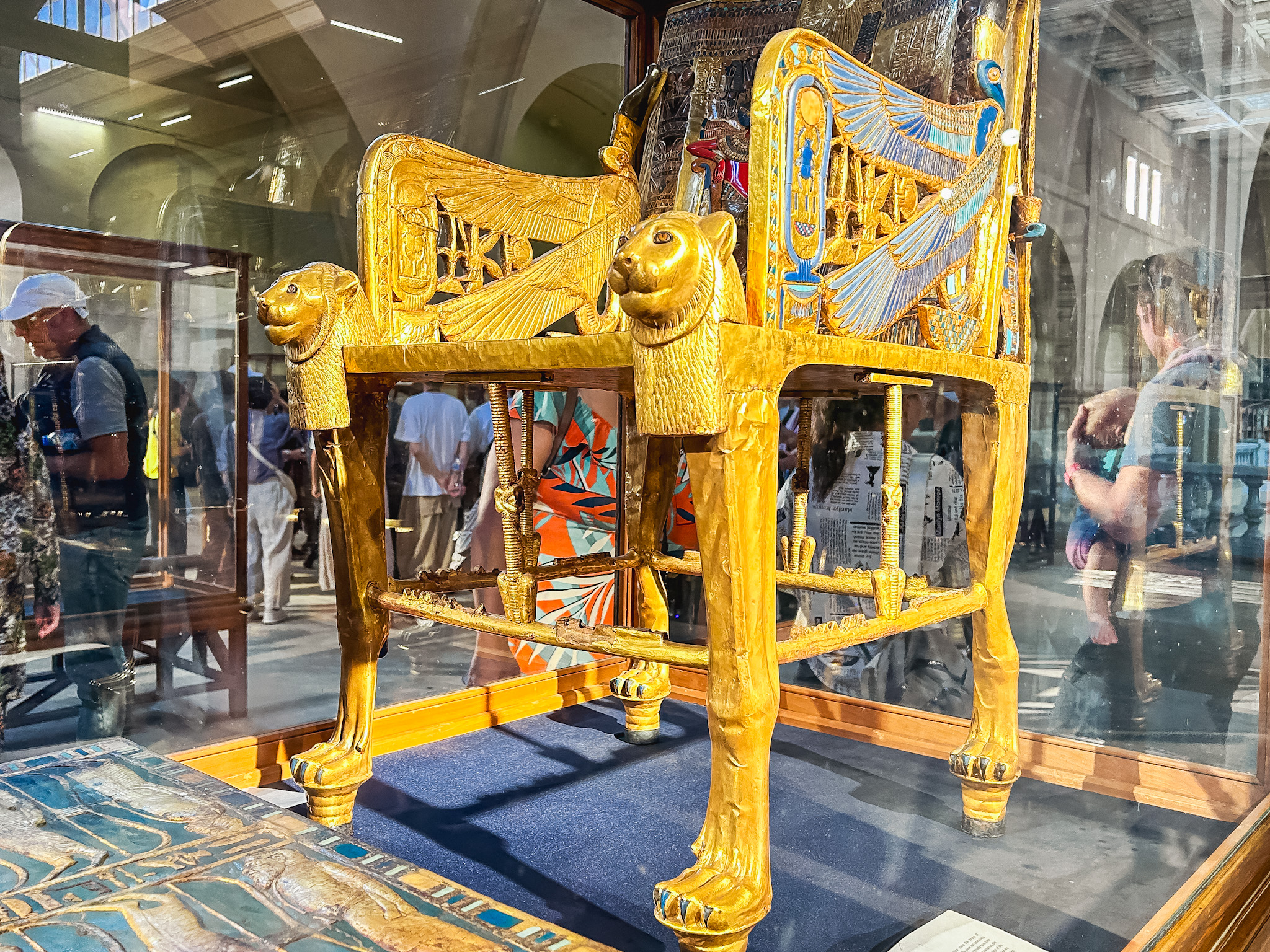 Diversos objetos de ouro estão em exibição no Museu Egípcio de Arte Faraônica