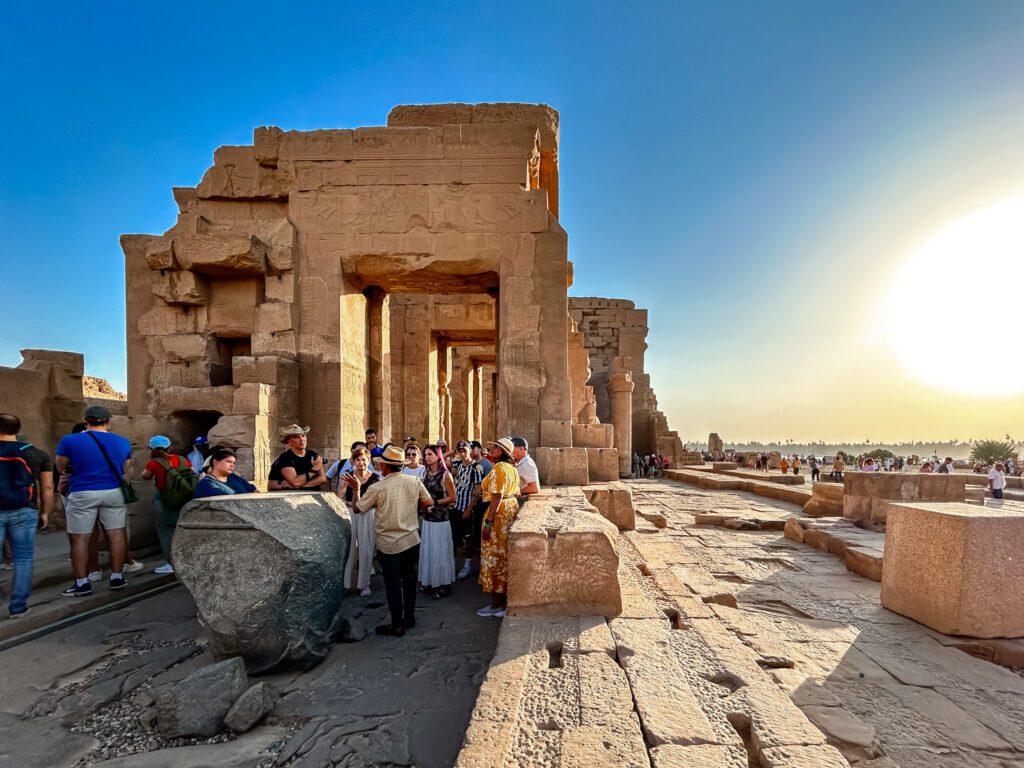 Durante a visita guiada, os turistas podem aprender e entender sobre as mensagens passadas com os hieróglifos Durante a visita guiada, os turistas podem aprender e entender sobre as mensagens passadas com os hieróglifos