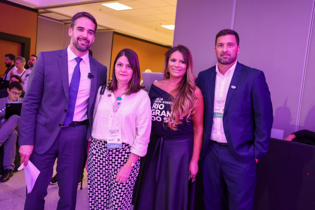 Eduardo Leite, governador do Rio Grande do Seul, Rita Vasconcelos, Abav-RS, Claudia Mara, diretora de Turismo da Setur-RS, e João Augusto Machado, da Abav-RS