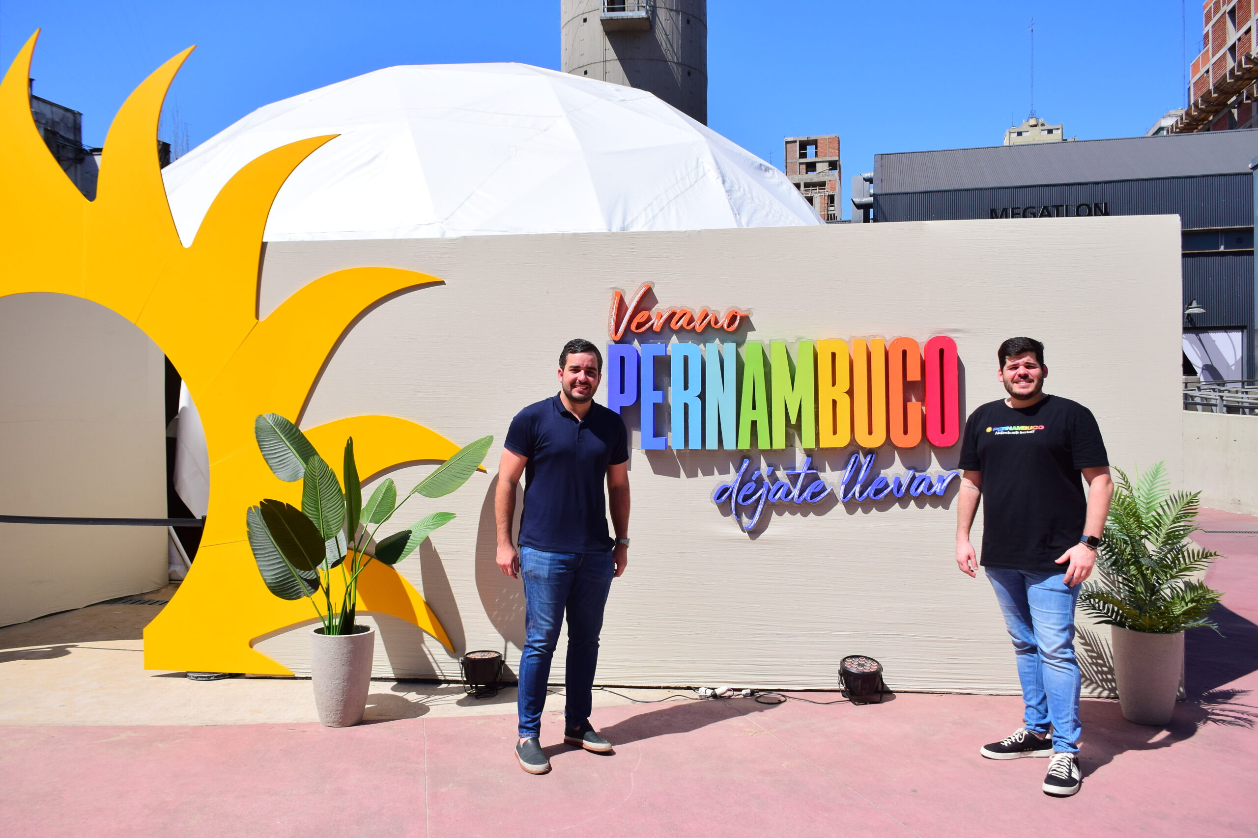 Segunda etapa do “Verão Pernambuco” chega a Buenos Aires com a expectativa de atingir 8 mil pessoas 1 Eduardo Loyo e Diogo Beltrão, da Empetur, durante ativação em Buenos Aires, Argentina (Ana Azevedo/M&E)