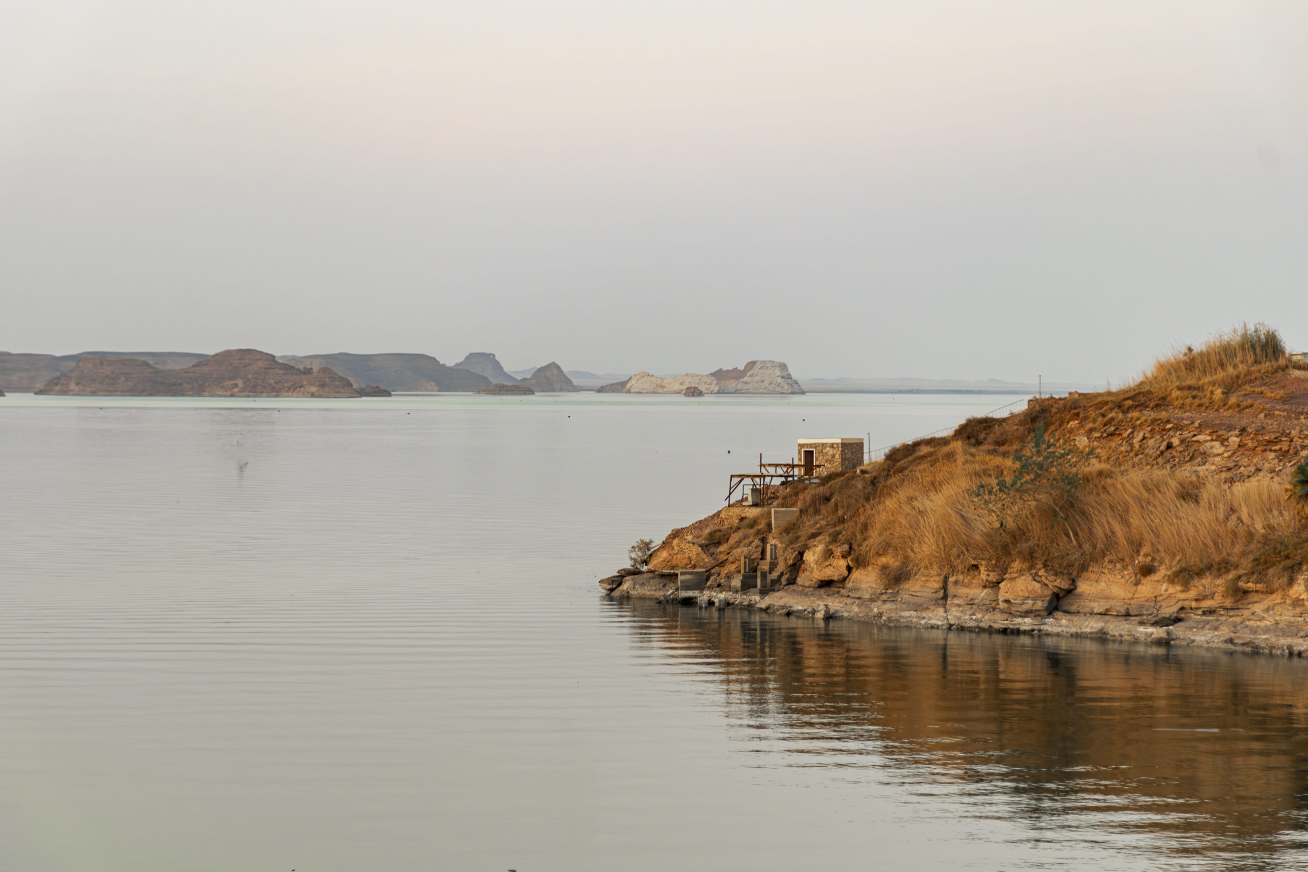 Os templos de Ramsés II e Nefertari estão situados na margem oeste do Lago Nasser Os templos de Ramsés II e Nefertari estão situados na margem oeste do Lago Nasser