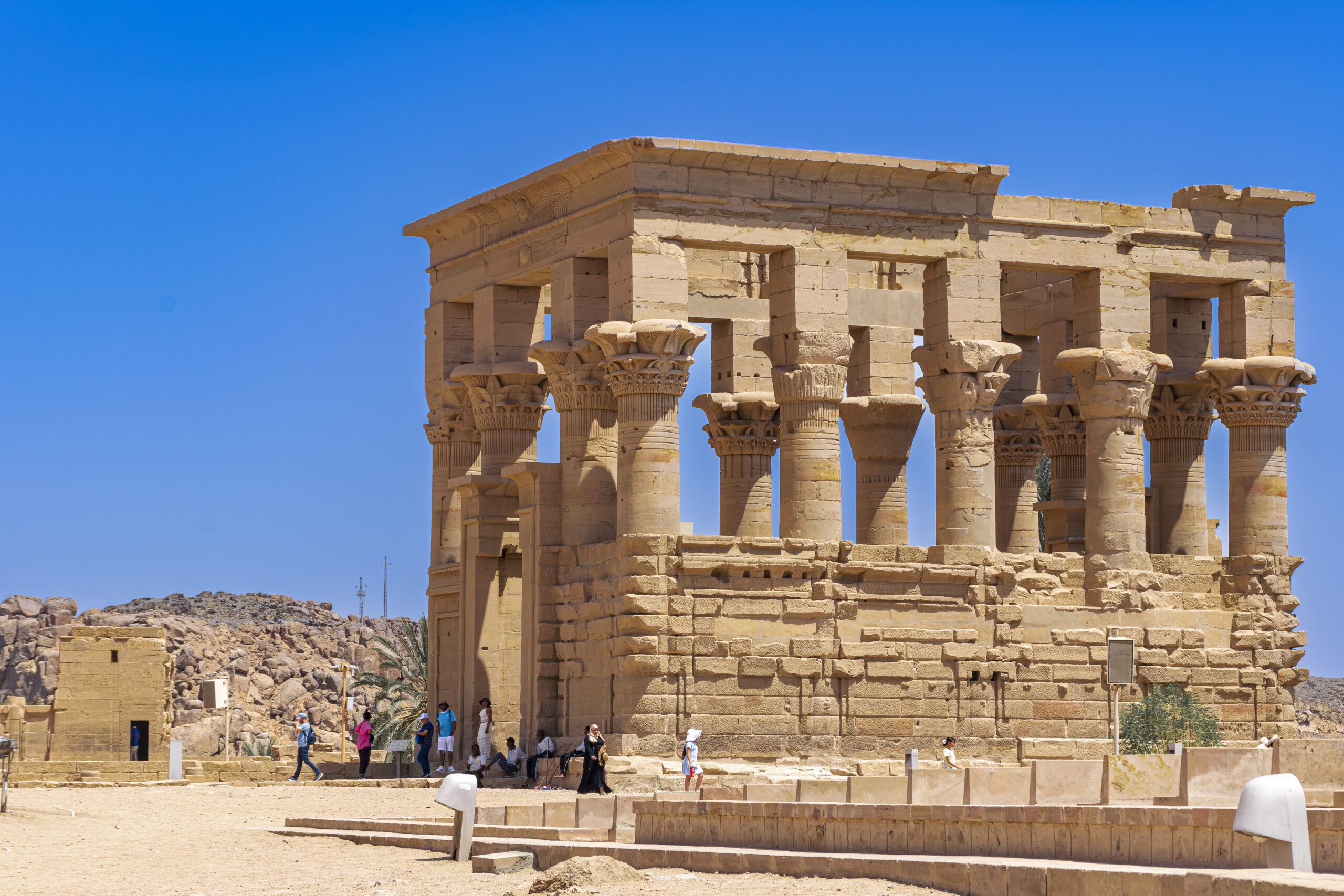 O Quiosque de Trajano foi um templo construído pelo imperador romano Trajano e representa a sincretização religiosa entre os deuses egípcios e romanos O Quiosque de Trajano foi um templo construído pelo imperador romano Trajano e representa a sincretização religiosa entre os deuses egípcios e romanos
