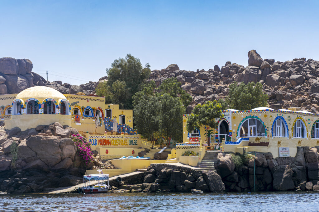 Ao longo da navegação pelo lago Nasser, hospedarias e estabelecimentos podem ser observados Ao longo da navegação pelo lago Nasser, hospedarias e estabelecimentos podem ser observados