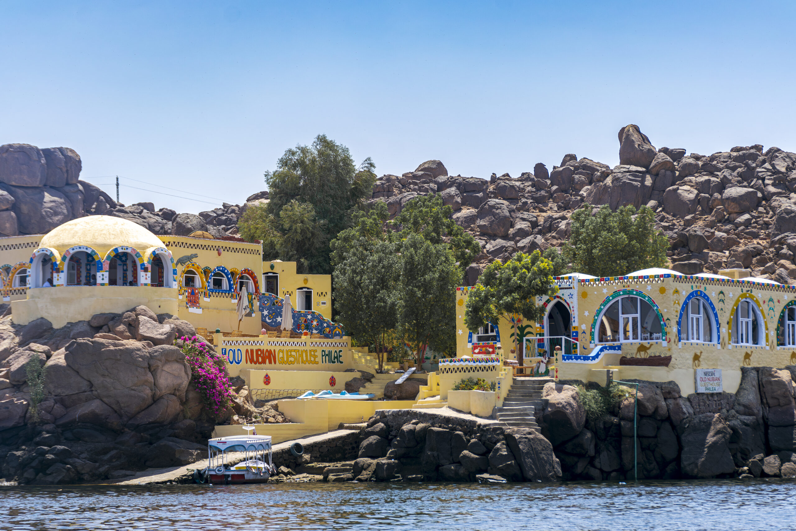 Ao longo da navegação pelo lago Nasser, hospedarias e estabelecimentos podem ser observados Ao longo da navegação pelo lago Nasser, hospedarias e estabelecimentos podem ser observados