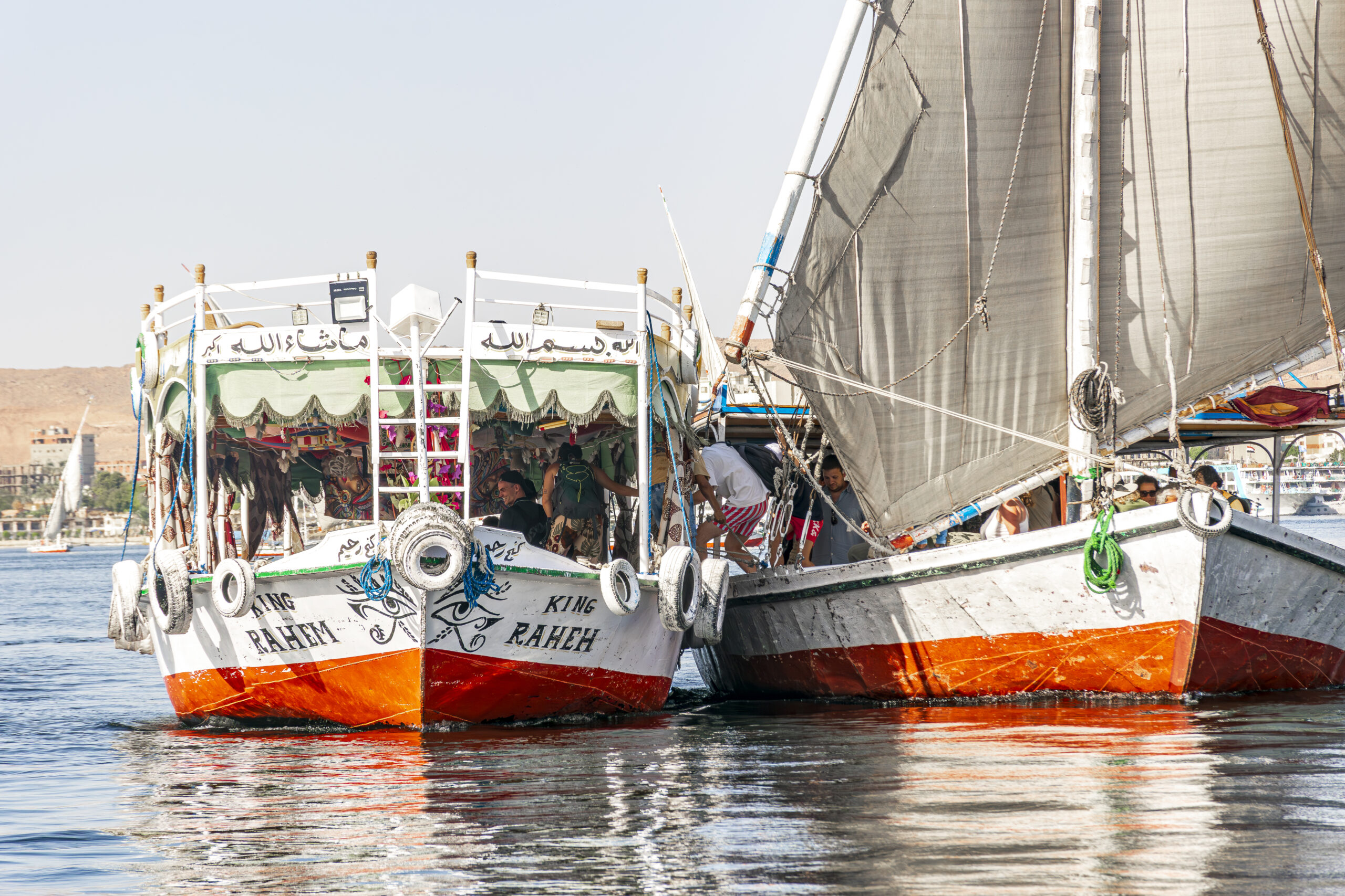 Ao longo do passeio, pessoas fazem a troca de barco Ao longo do passeio, pessoas fazem a troca de barco