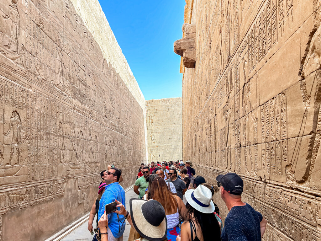 Em todas as suas facetas, internas e externas, há hieróglifos no templo de Edfu Em todas as suas facetas, internas e externas, há hieróglifos no templo de Edfu