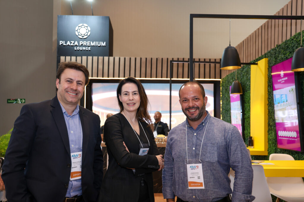 Emerson Sanglad, Fernanda Lemos e Leonardo Aragão, do Plaza Premium Lounge