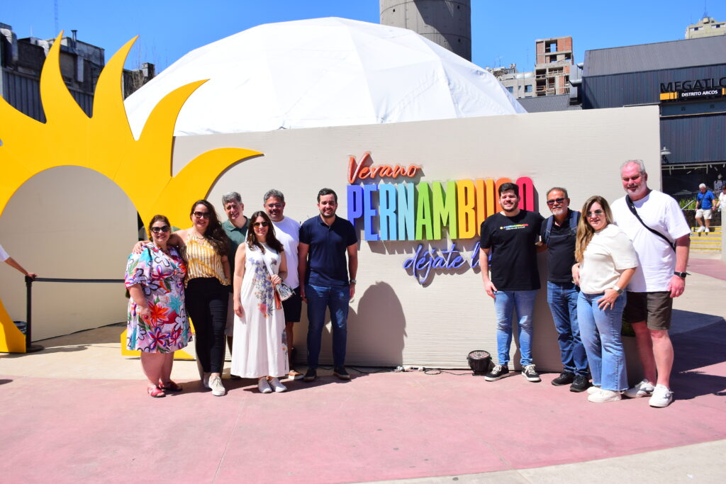 Equipe da Empetur em frente ao domo imersivo de divulgação do verão pernambucano