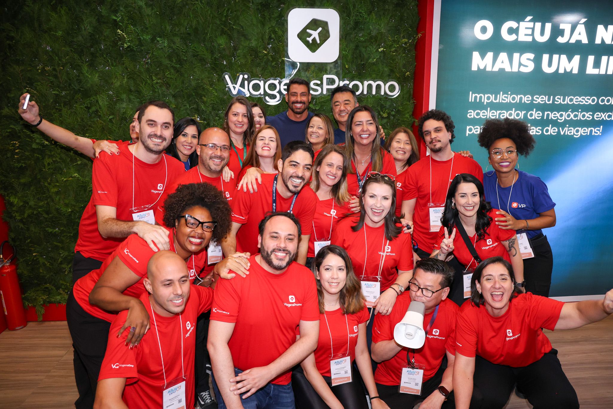 Equipe da ViagensPromo e Cauã Reymond Equipe da ViagensPromo e Cauã Reymond