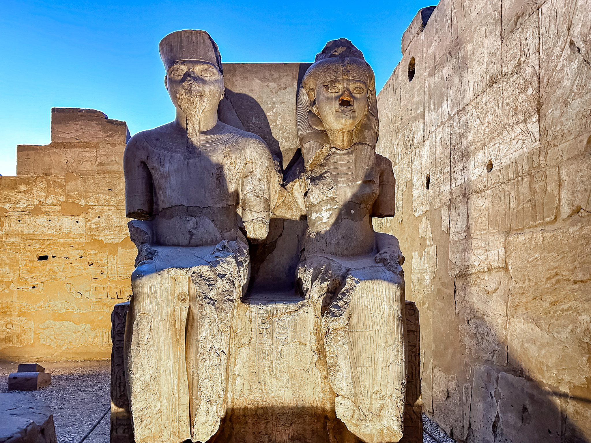 Estátua de Ramses II e Nefertari Estátua de Ramses II e Nefertari