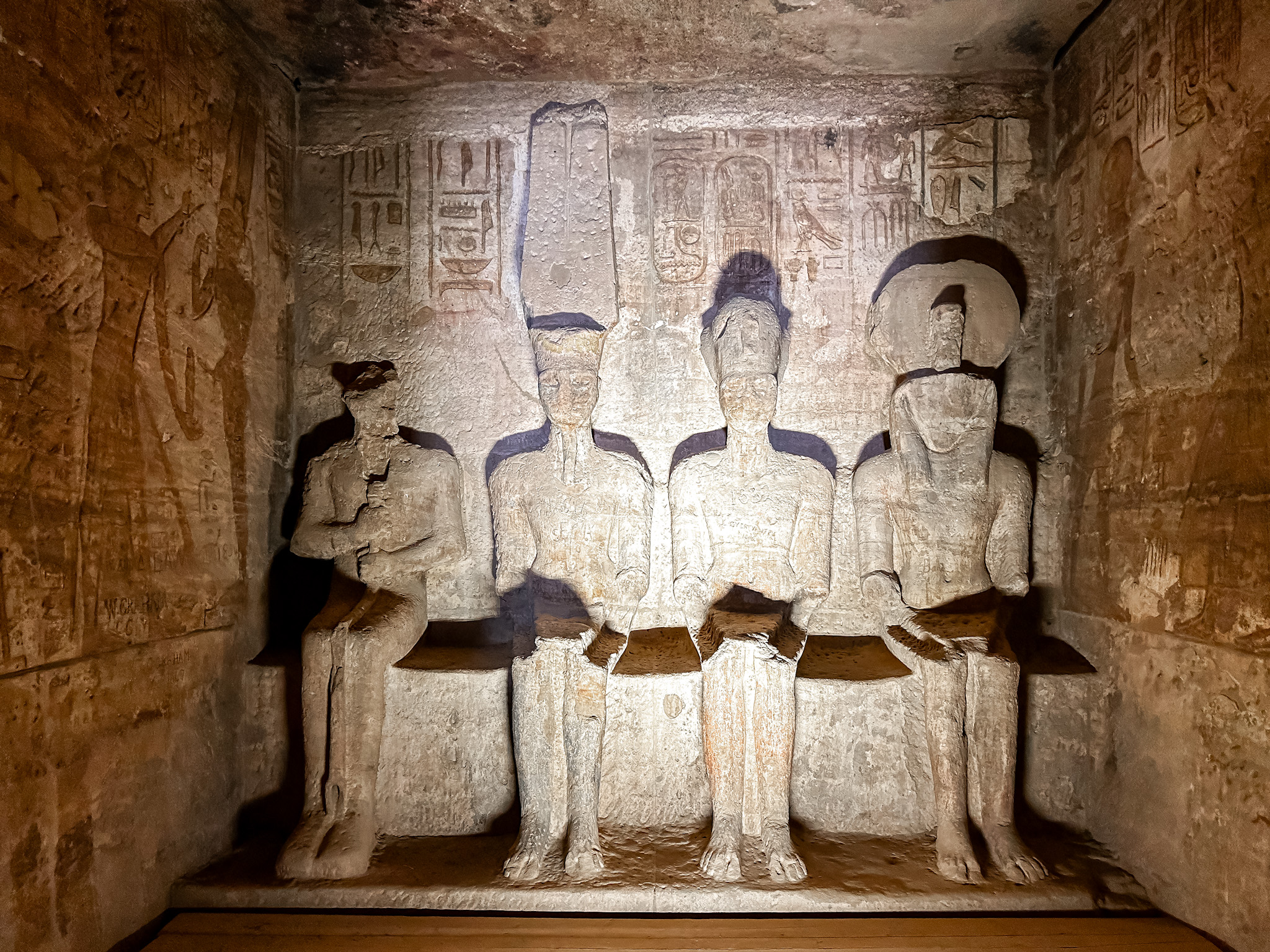Duas vezes por ano, os raios do sol penetram interior do templo, iluminando a estátua de Ramsés II e dos deuses Amon-Ra, Ptah e Rá-Horakhty Duas vezes por ano, os raios do sol penetram interior do templo, iluminando a estátua de Ramsés II e dos deuses Amon-Ra, Ptah e Rá-Horakhty