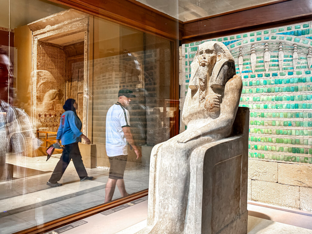 Estátuas, esfinges e objetos de pessoas do alto escalão egípcio antigo estão no museu