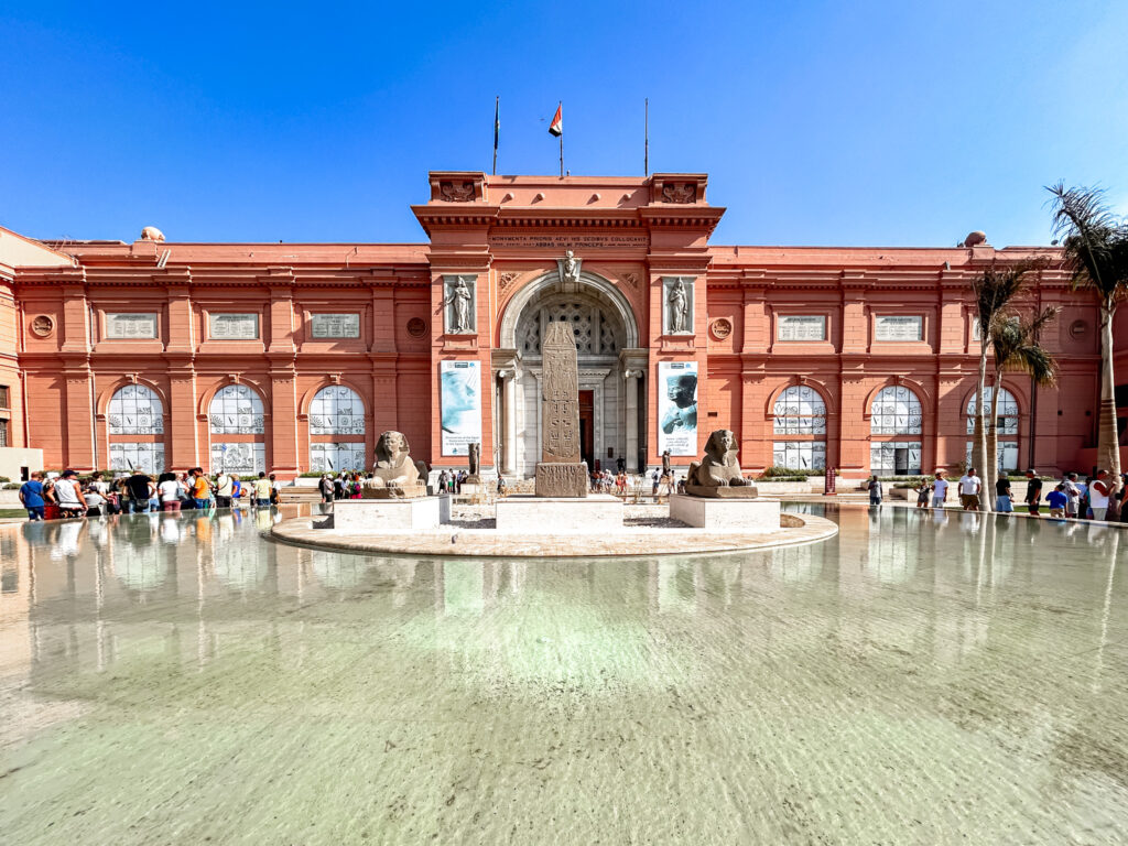 Fachada do Museu Egípcio de Arte Faraônica