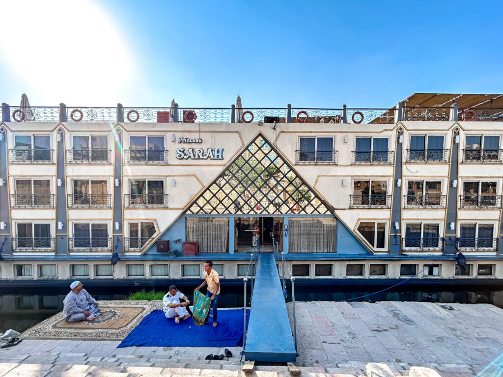 Fachada do Princess Sarah, cruzeiro de rio que navegará pelo Nilo