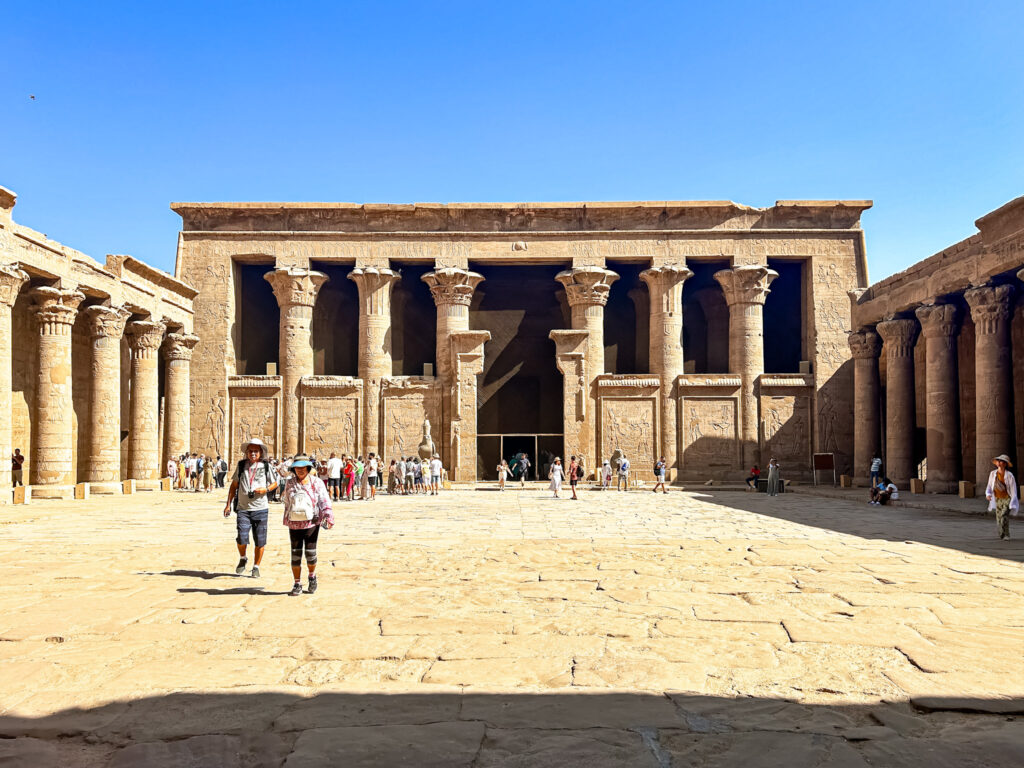 Fachada interna do templo de Edfu Fachada interna do templo de Edfu