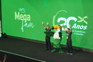 Flavio e Rogério Louro, com o macote da EHTL, Tuca Louro