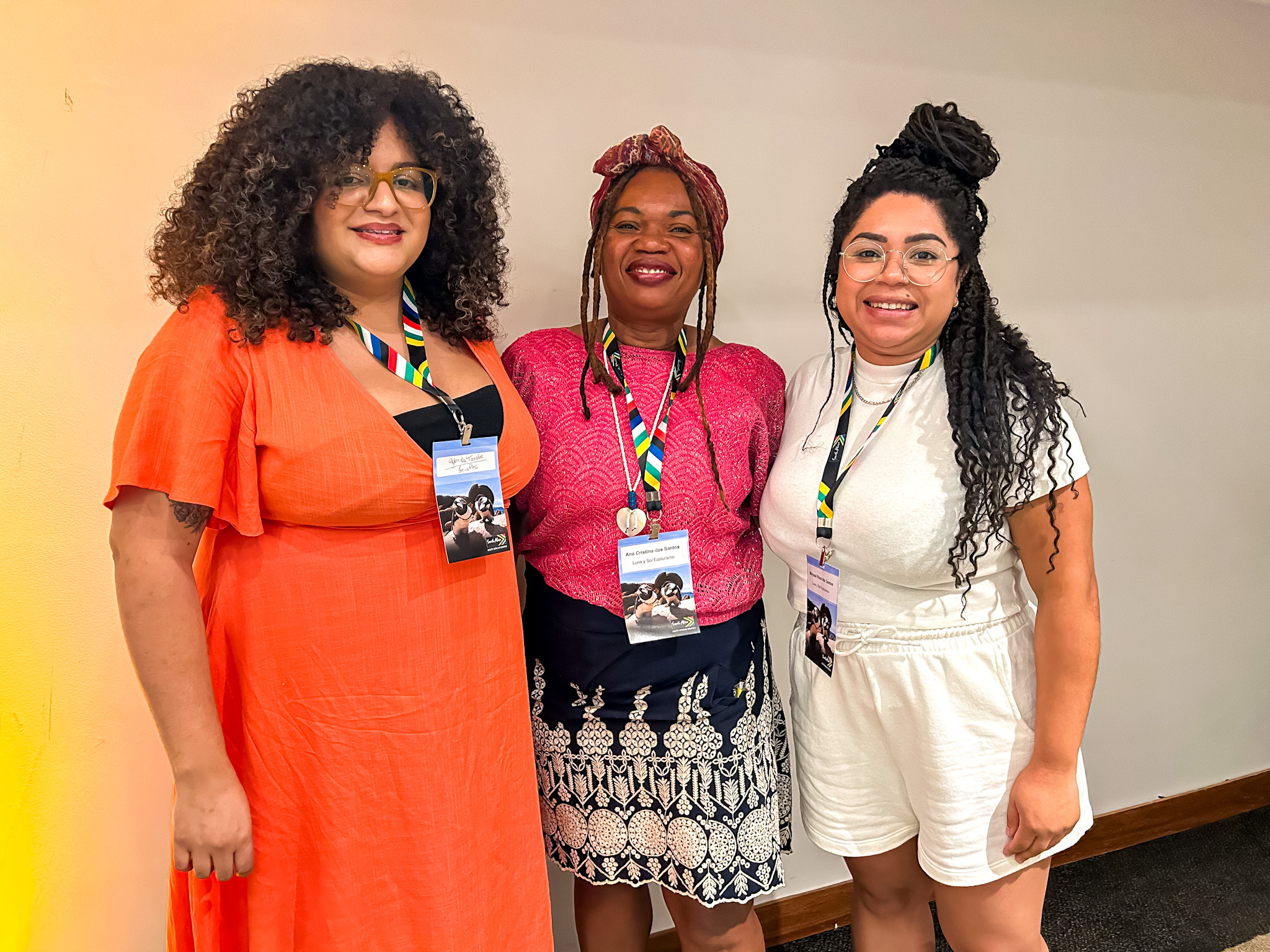 Gabriela Tanabe, da Feira Preta, com Ana Santos e Marysol Santos, da Luna Y Sol Ecoturismo Gabriela Tanabe, da Feira Preta, com Ana Santos e Marysol Santos, da Luna Y Sol Ecoturismo