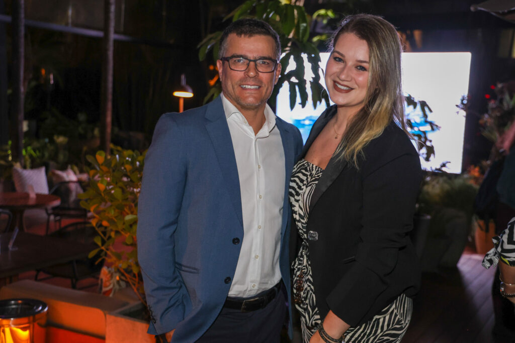 Gian Carlo Pessini, da Left Viagens e Giulianne Orçati, da R11