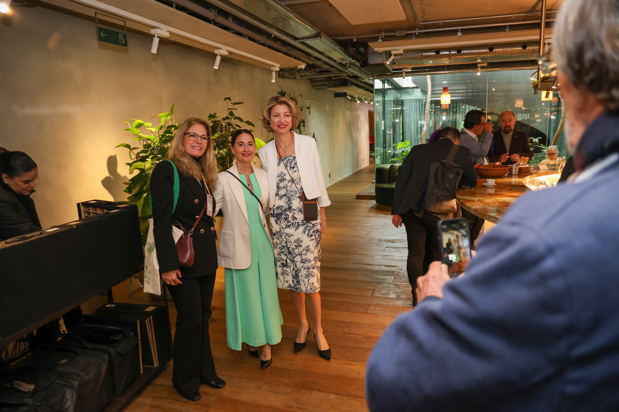 Gislaine Aguiar, da câmara Francesa, Diana Verde Nieto, Edify Collective Author Of Reimagining Luxury e Caroline Putnoki, diretora da Atout France