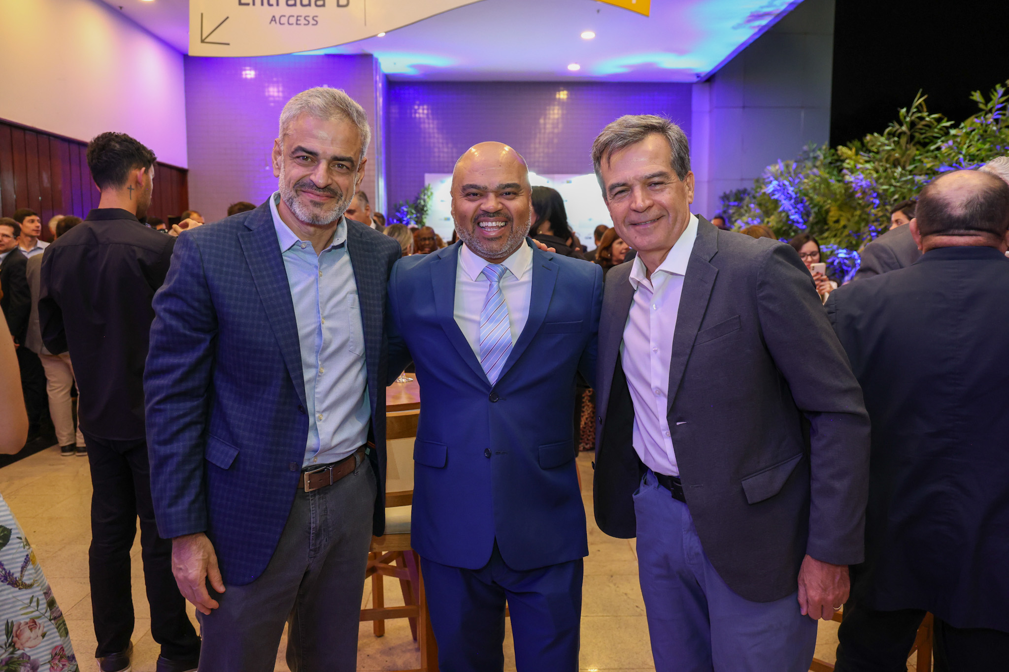 Humberto Machado, da Abracorp, entre Augusto Bezerra e Paulo Henrique Pires, da Localiza Humberto Machado, da Abracorp, entre Augusto Bezerra e Paulo Henrique Pires, da Localiza