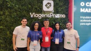 Renato Kido com os times comerciais da VPpay e da fintech Faturepag (Divulgação/ViagensPromo)
