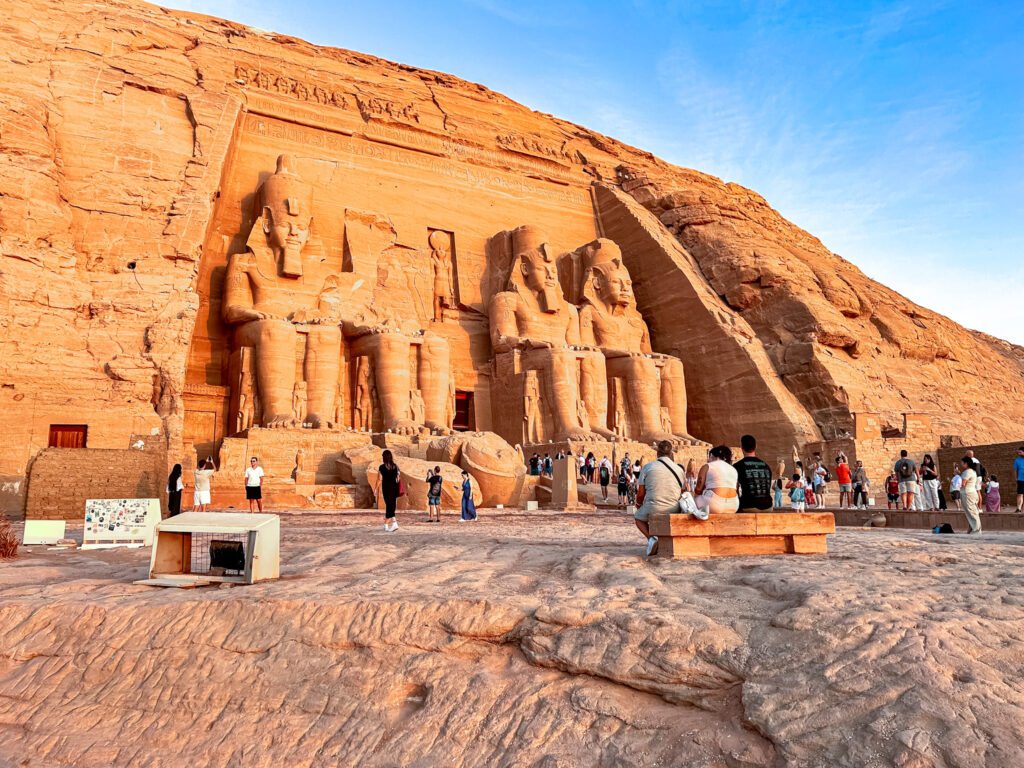 A construção dos Templos de Abu Simbel começou por volta de 1244 a.C. e levou aproximadamente 20 anos para ser concluída A construção dos Templos de Abu Simbel começou por volta de 1244 a.C. e levou aproximadamente 20 anos para ser concluída