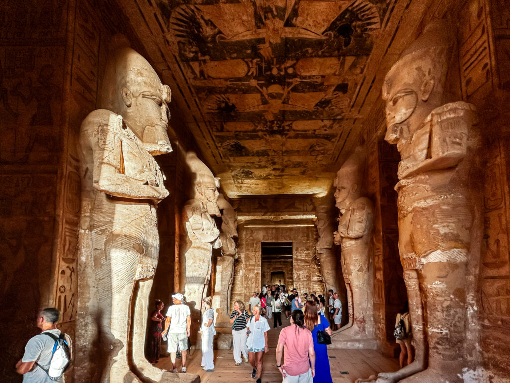 Os templos de Abu Simbel foram relocados entre 1964 e 1968 para evitar serem submersos pela represa de Aswan. Os templos de Abu Simbel foram relocados entre 1964 e 1968 para evitar serem submersos pela represa de Aswan.
