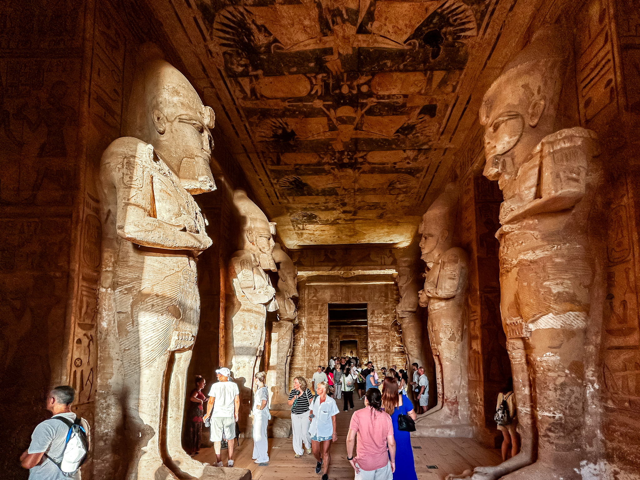 Os templos de Abu Simbel foram relocados entre 1964 e 1968 para evitar serem submersos pela represa de Aswan. Os templos de Abu Simbel foram relocados entre 1964 e 1968 para evitar serem submersos pela represa de Aswan.