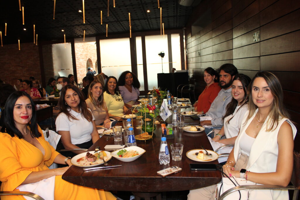 Sandrine Oliveira e Josy Ribeiro, da SunCoastUSA Operadora, Vilmara Souza e Elenilde Rodrigues, da Agaxtur, Jocasta Tavares, da EHTL Viagens, Kellen Masuchette, da L’Unik Travel, Isaias Ribeiro, da Nil Travel Viagens, da Paula Rorato, da CVC Corp, Ananda Minsoni, da BestBuy Travel, e Bruna Barreto, do HotelDO