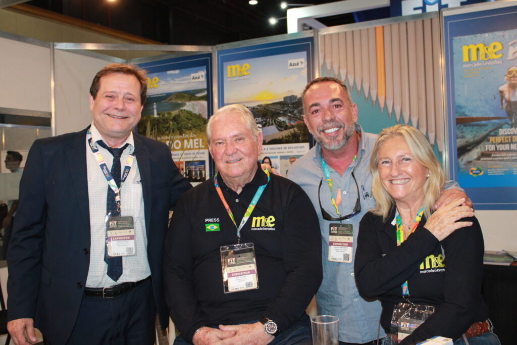 Angelo Toppan, do Majestic Palace Hotel, e Gerson Nascimento, da Rede Mar Canavieiras, entre Roy Taylor e Rosa Masgrau do M&E