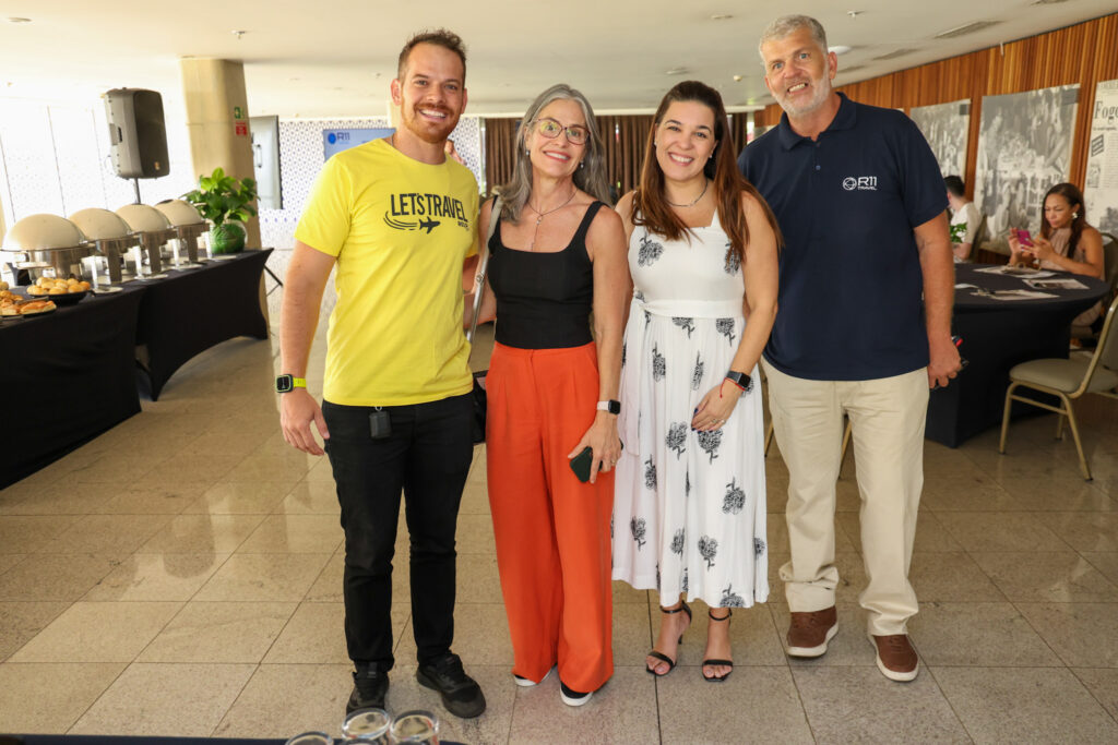 Igor Heusi e Hebe Lucena, da Relp Turismo, com Sabrina Moretti e Ricardo Dias, da R11