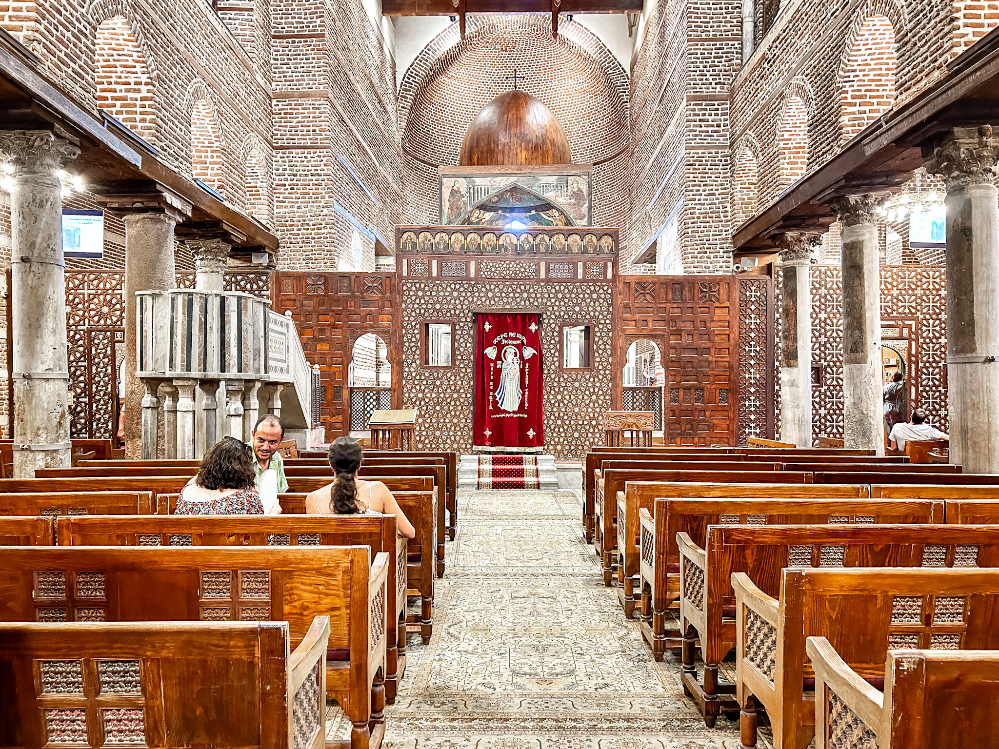 Interior da igreja de São Sérgio, no bairro Copta