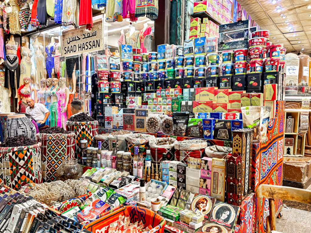 Itens à venda no mercado do Cairo
