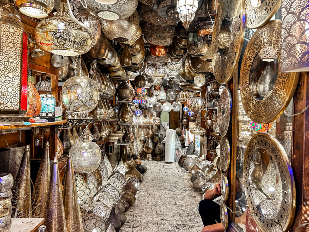 Itens de decoração, como luminária e espelhos podem sem comprados