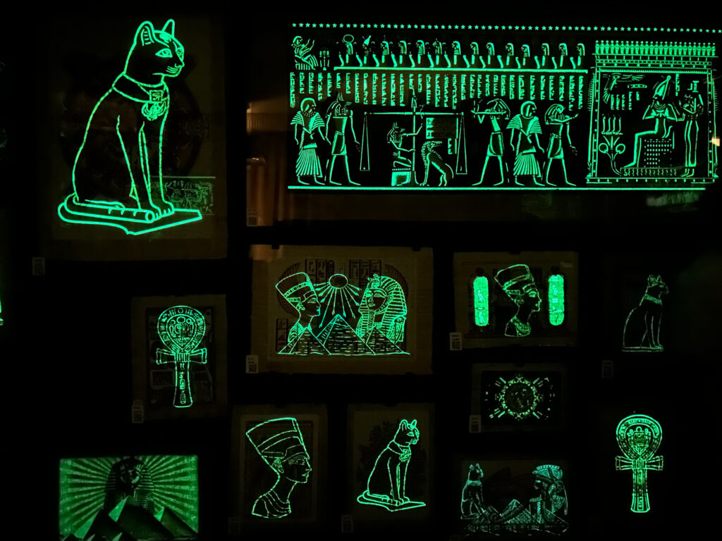 No museu há papiros com desenhos que brilham no escuro