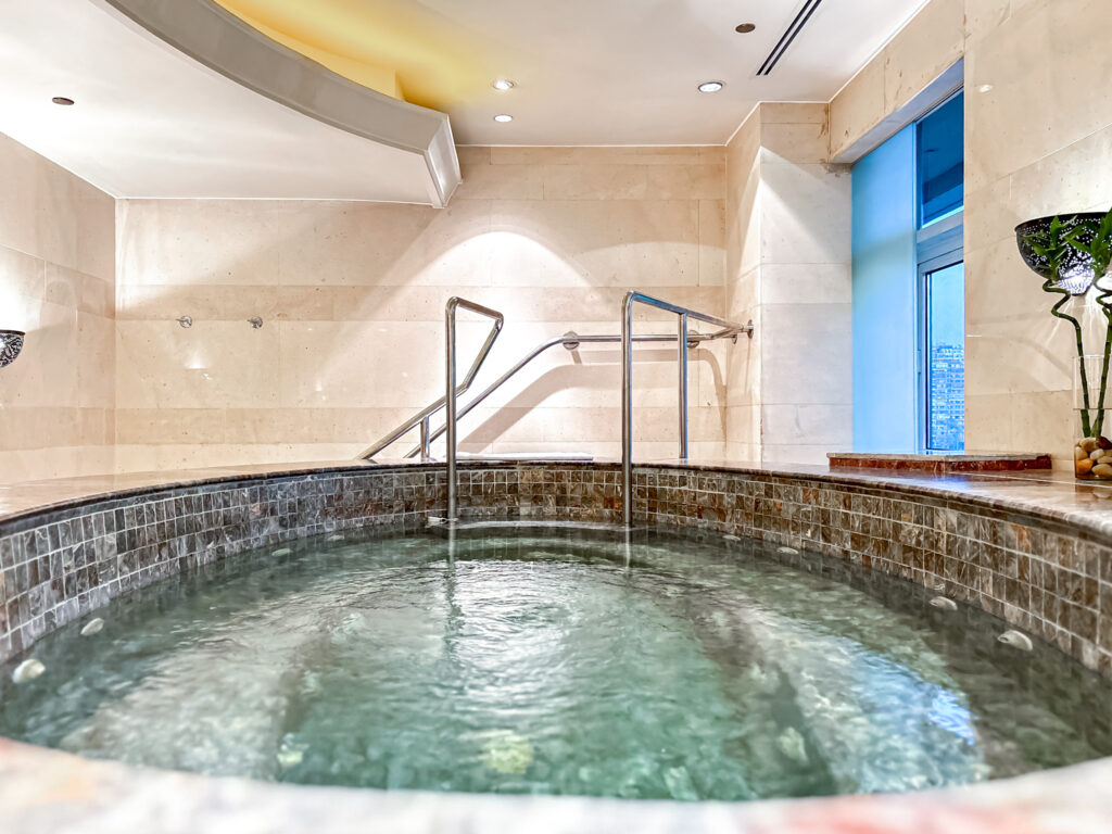 Jacuzzi do SPA no Four Seasons First Residence
