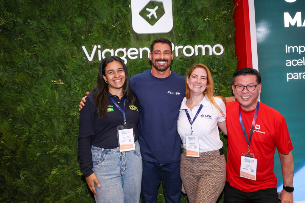 Janaína Brito, do M&E, Cauã Reymond, Fernanda Zebral, da MSC Cruzeiros, e Valter Onishi, da ViagensPromo