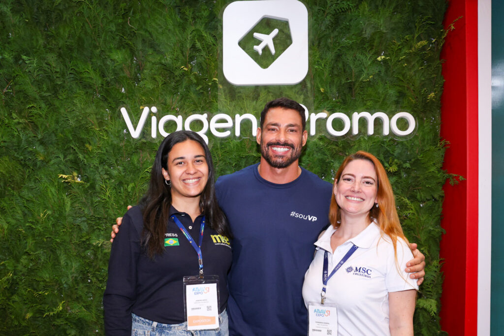 Janaína Brito, do M&E, Cauã Reymond, e Fernanda Zebral, da MSC Cruzeiros