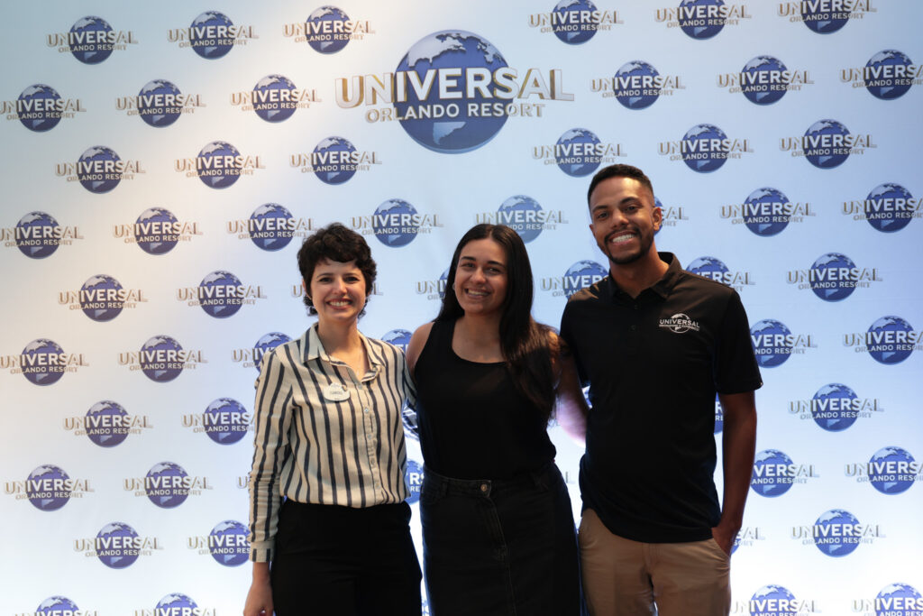 Janaína Brito, editora do M&E, entre Caroll Almeida e Victor Santos, da Universal Destinations