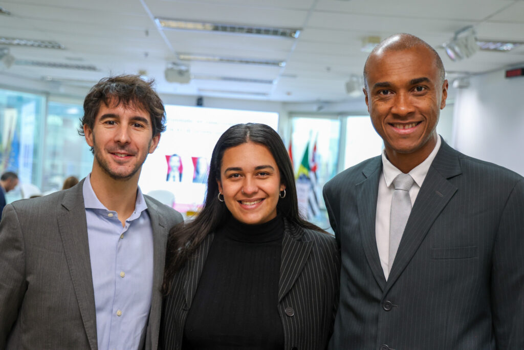 Janaína Brito, editora do M&E, entre João Pita, do GRU Airport e Luís Sobrinho, da Setur-SP
