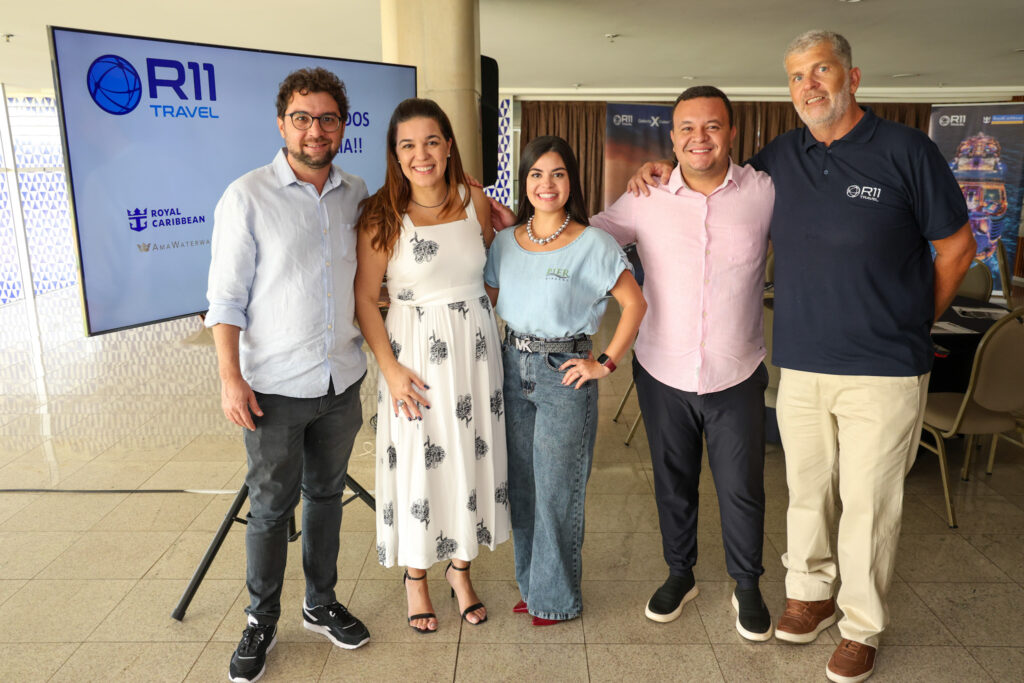 João Jatobá, Cinthia Ravizzini, e Daniel Marrocos, da Píer Viagens, com Sabrina Moretti e Ricardo Dias, da R11