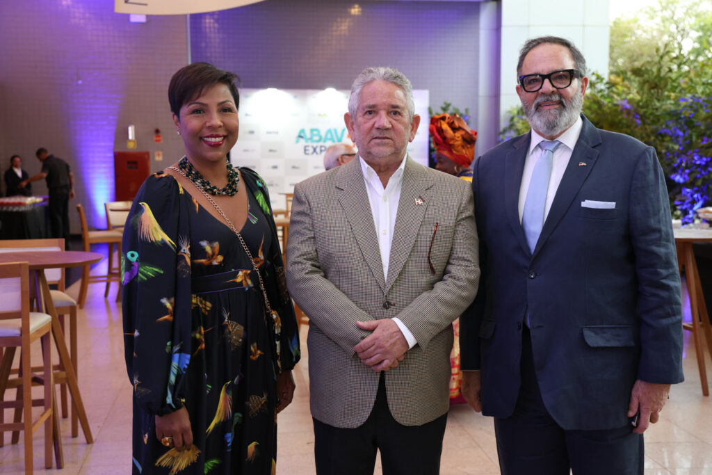 John Hazim, cônsul da República Dominicana, Roberto Henriquez, vice-ministro de Turismo, e Rosana Polanco Charles, da Embaixada da República Dominicana