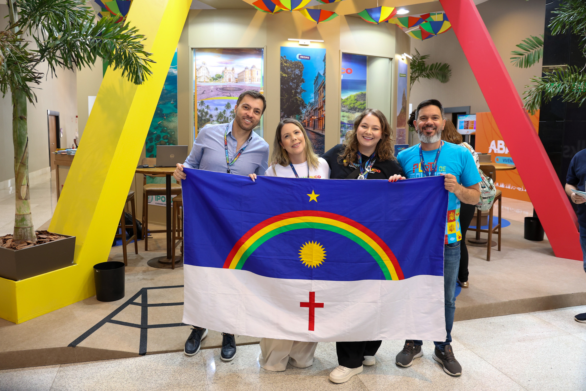 Leandro Porth, Danielly Aguiar, e Ana Beatriz Alves, da Empetur, e Daniel Jacarandá, de Porto de Galinhas